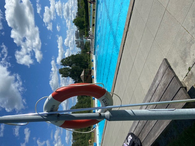 Stora bassängen med livboj i förgrunden