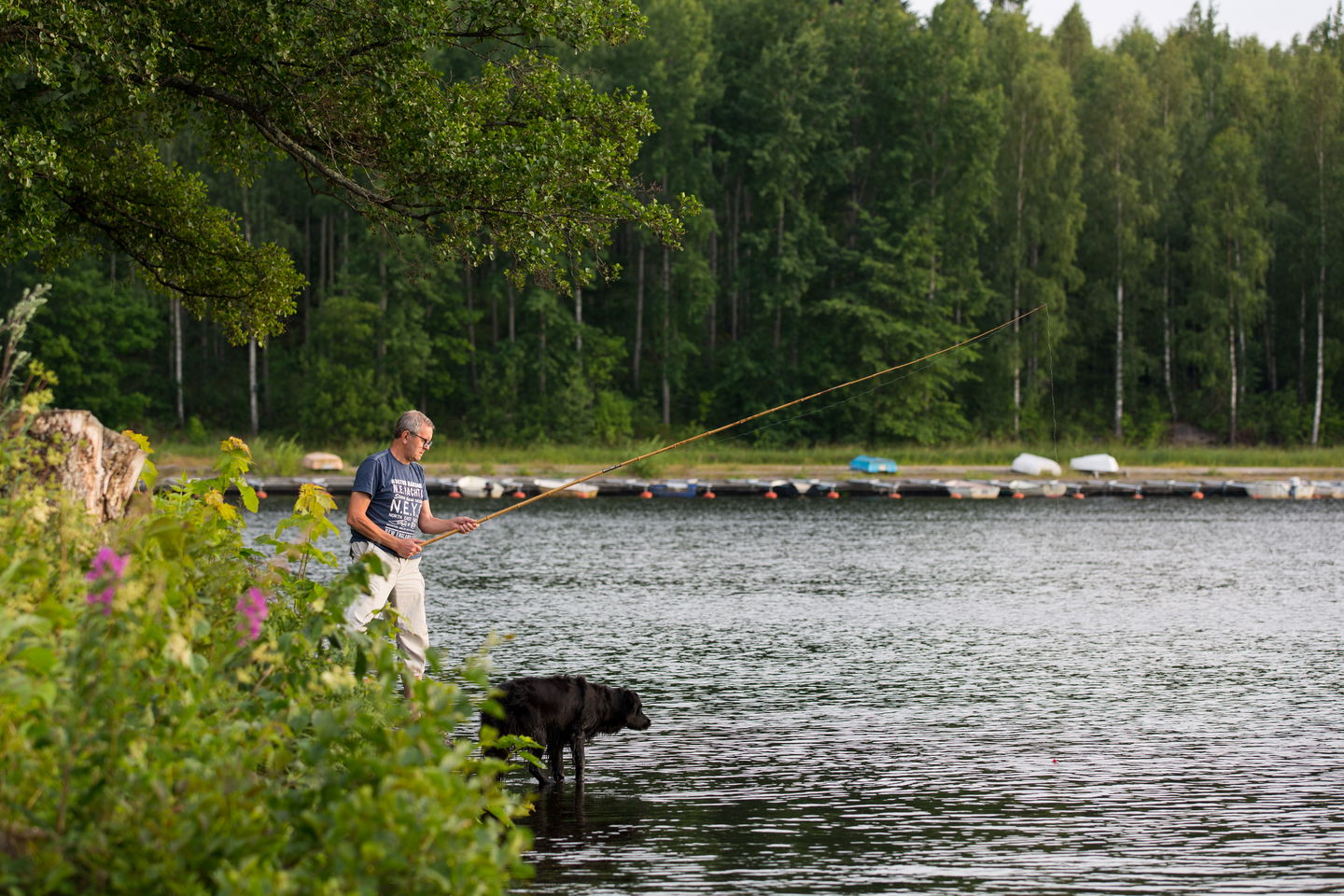 Man metar med sin hund som sällskap