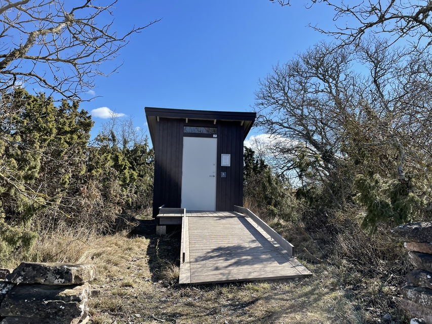 Tillgänglig torrtoalett med ramp