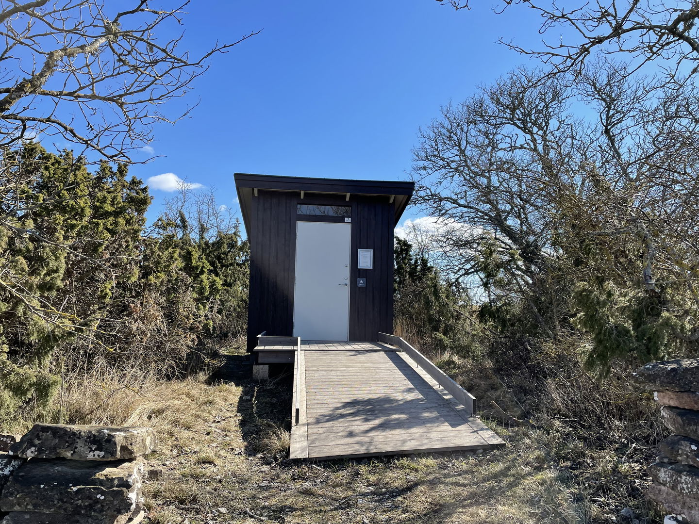 Tillgänglig torrtoalett med ramp