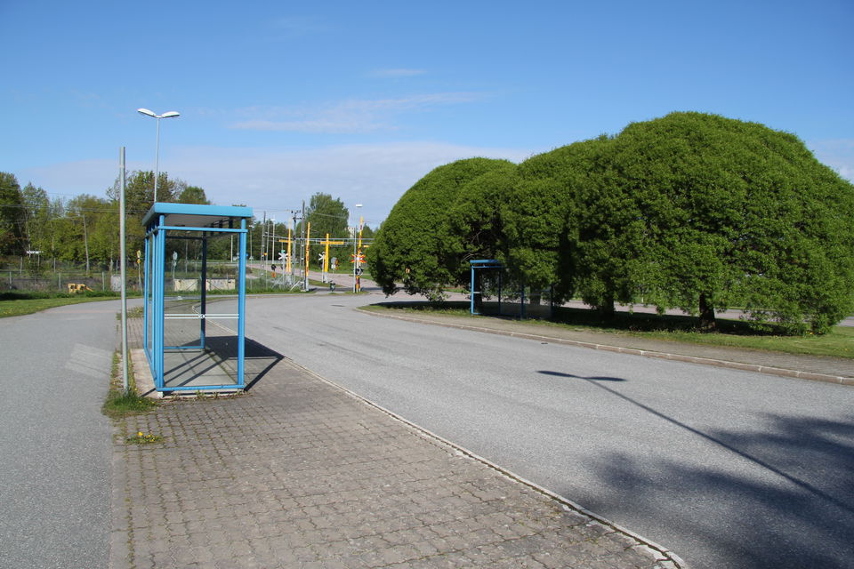 Busshållplats med busskur.