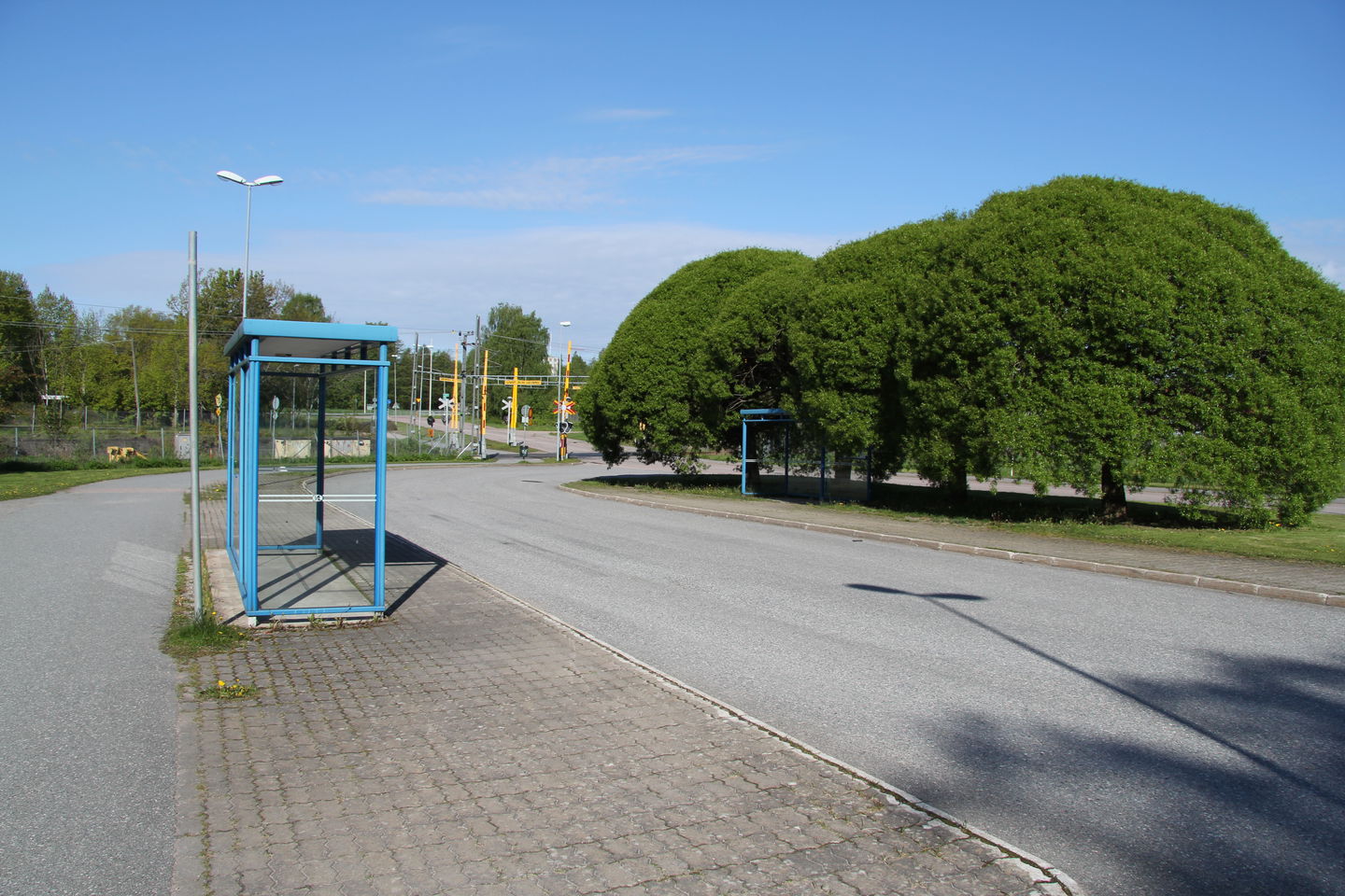 Busshållplats med busskur.
