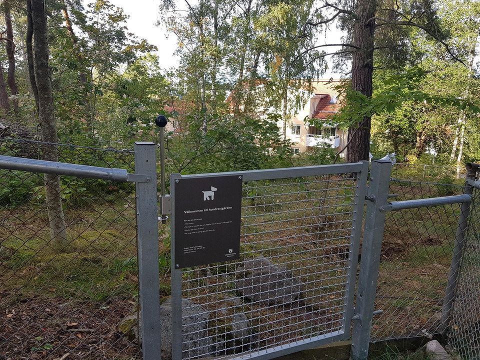 I parkens östra del precis intill förskolan finns en mindre hundrastgård.