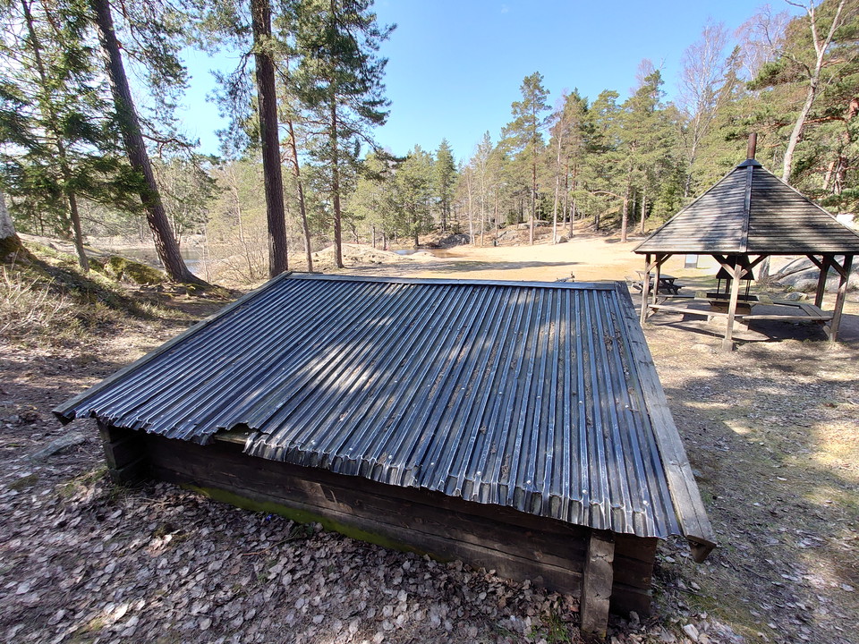 Intill vindskyddet vid Domaruddens bad finns eldplats och grillkåta