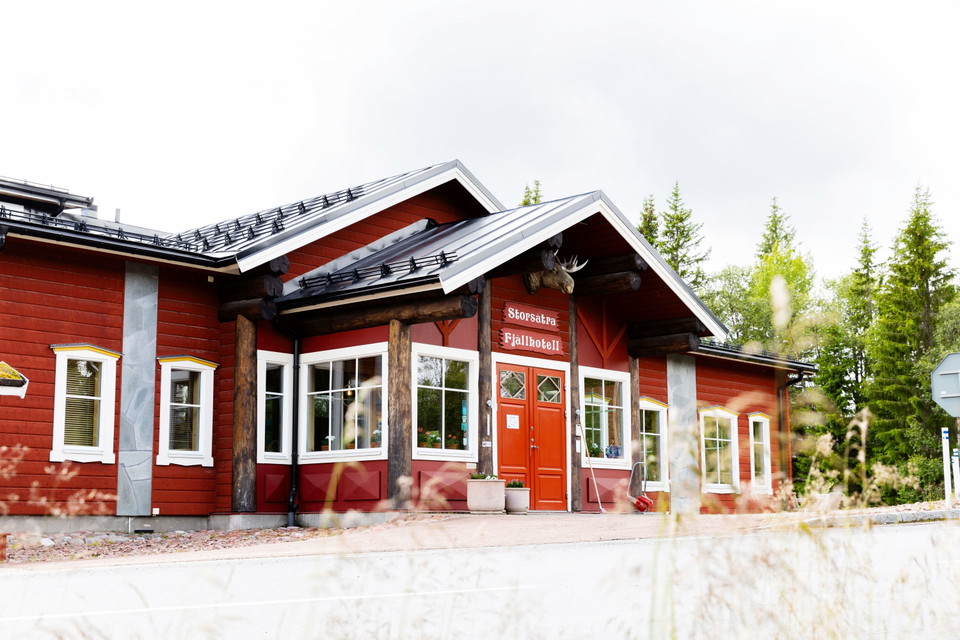 En byggnad med en röd dörr och en röd dörr.