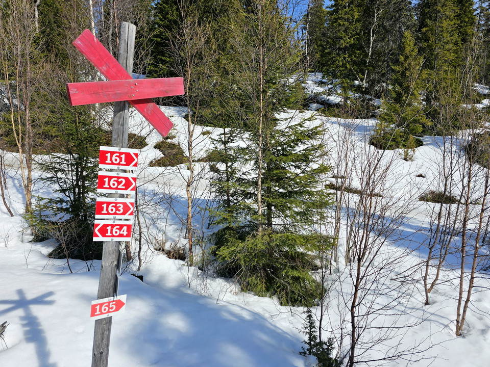 Ett ledkryss med flera lednummer skyltar på.