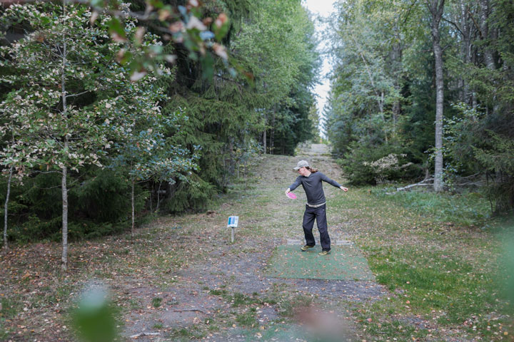 personer som kastar en frisbee i skogen