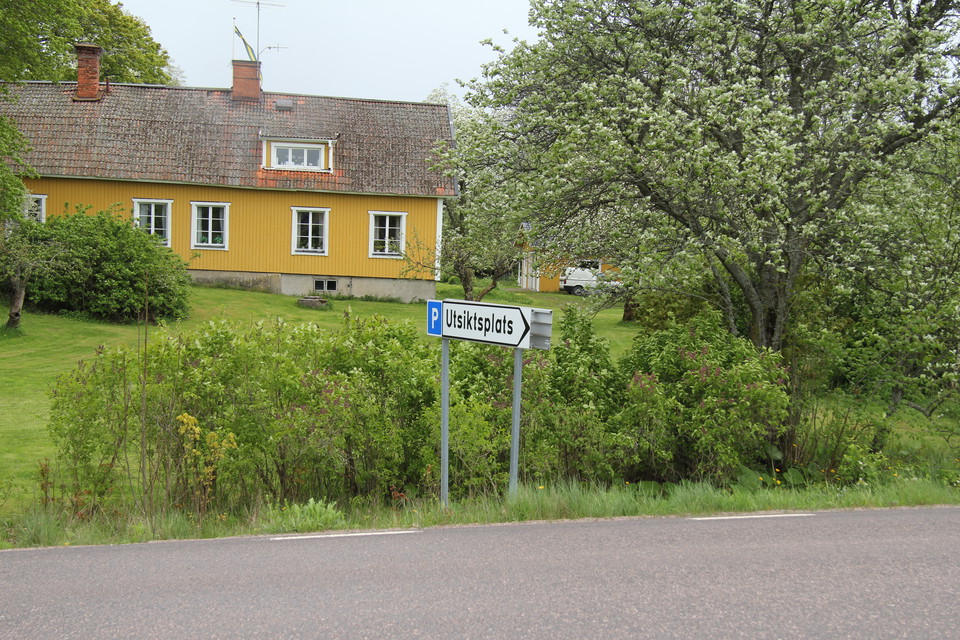 Vägskylt visar vägen till parkering.