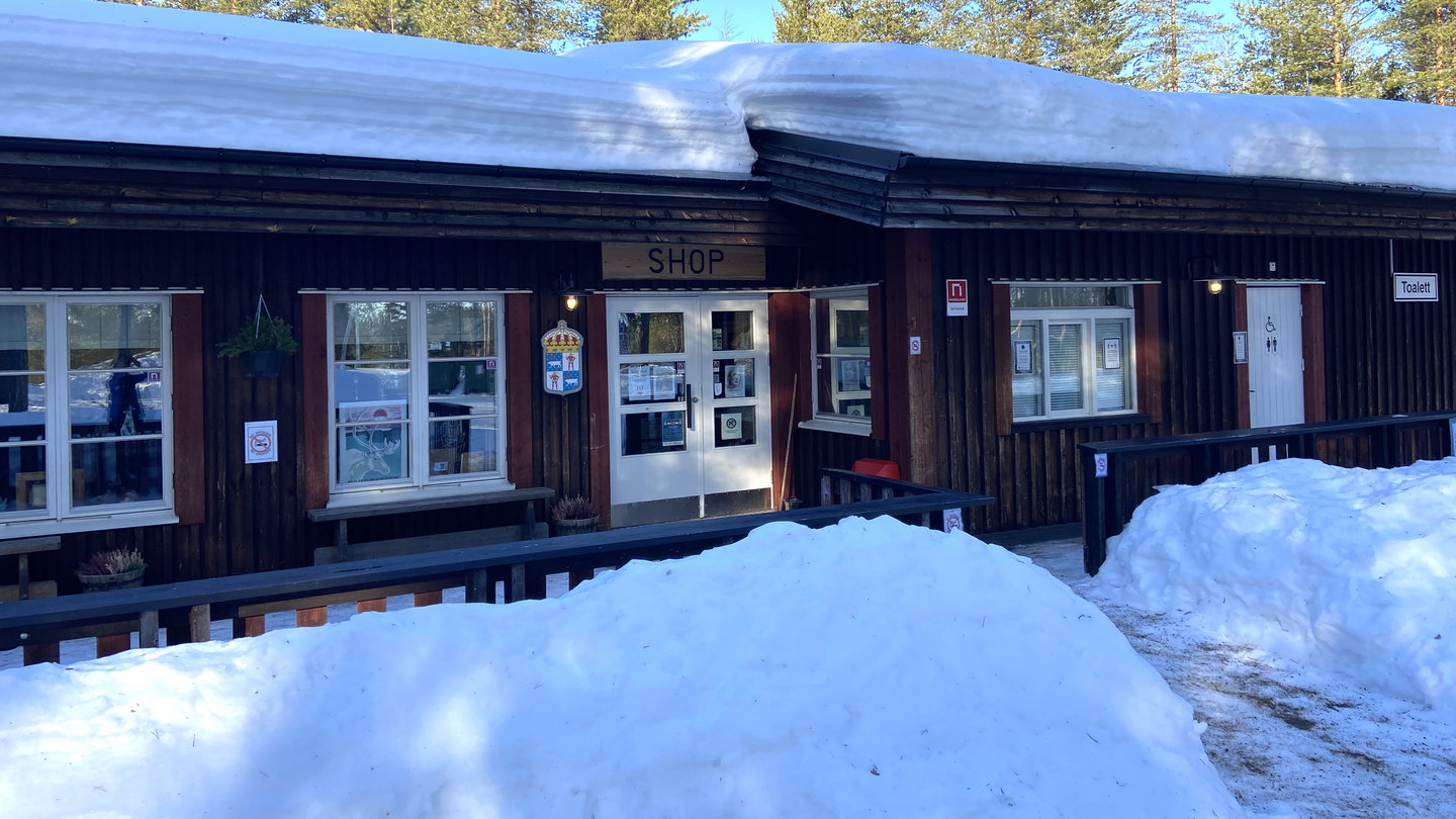 En byggnad med shop och toalett.