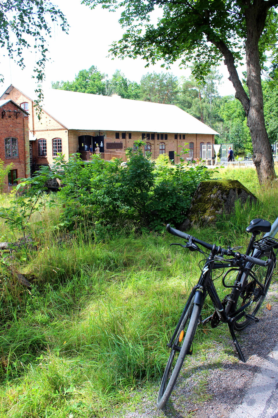 Cykel parkerad utanför Sliperiet i Borgvik