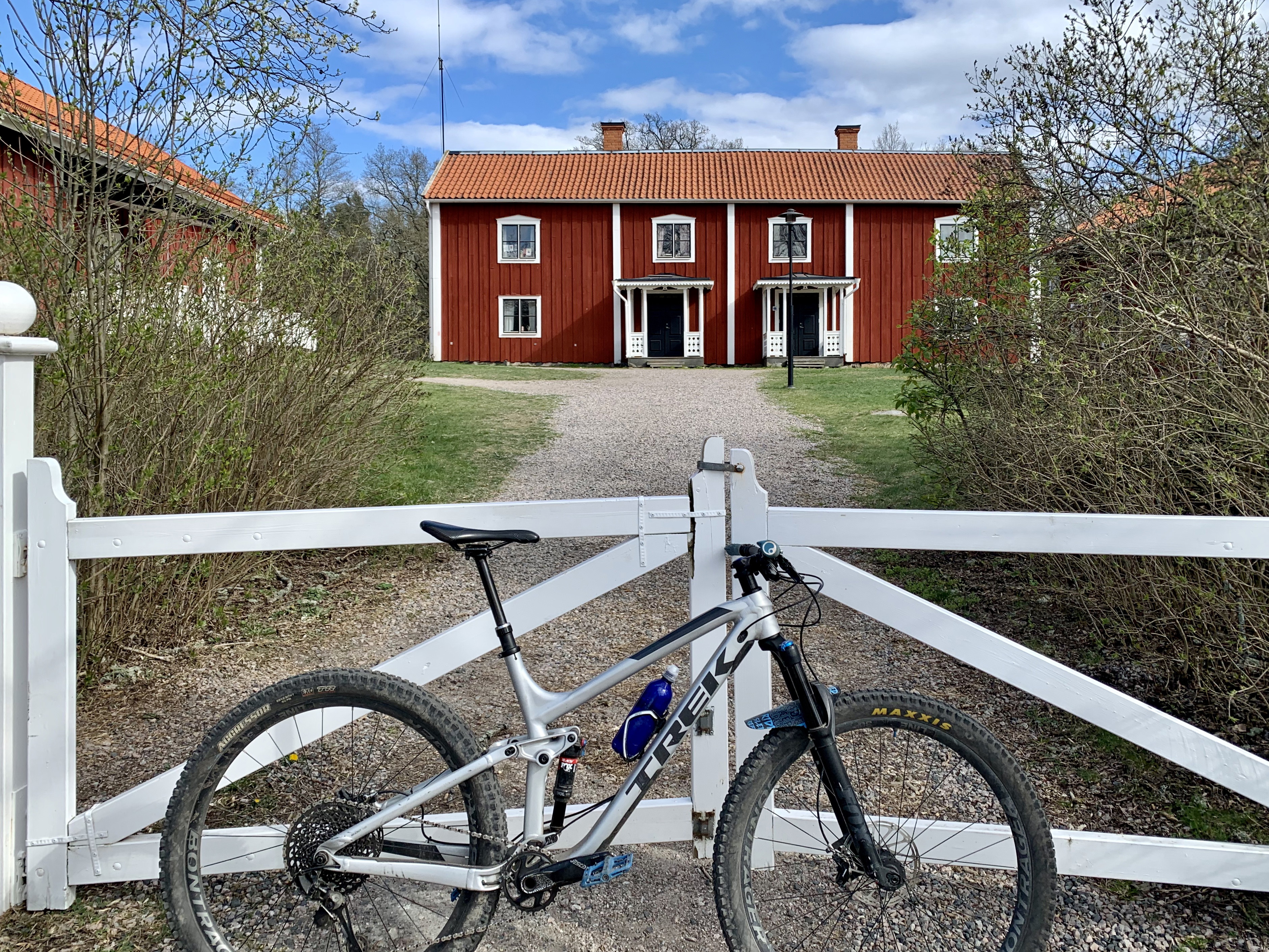 Parkera vid fina Lockmora gård.