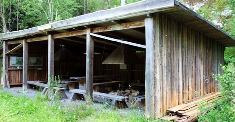 Rastplats under tak i Ycke urskog naturreservat 
Etapp Ulrika-Malexander
Linköping