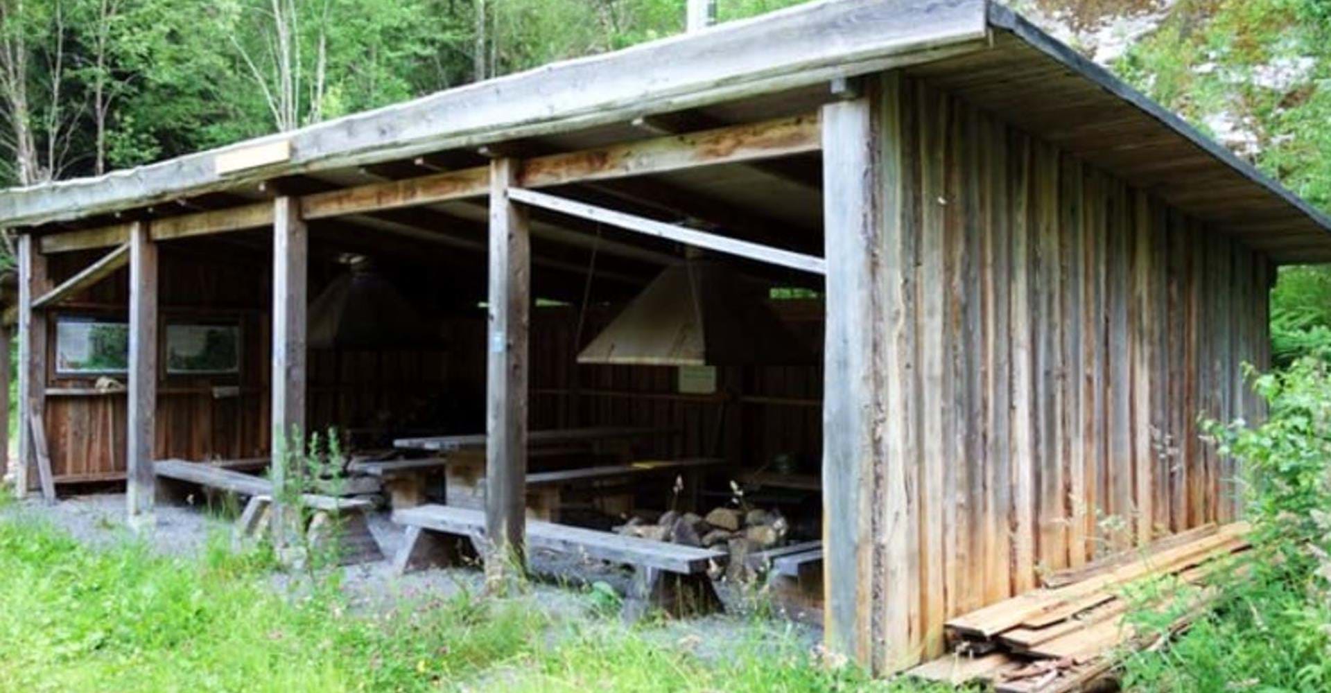 Rastplats under tak i Ycke urskog naturreservat 
Etapp Ulrika-Malexander
Linköping