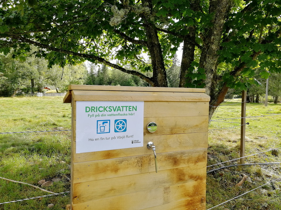 Fyll på dricksvatten gröna årstider