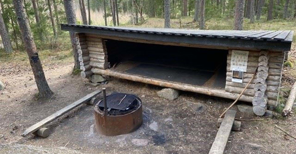 Vindskydd och grill vid Bleckenstad. 
Etapp: Bleckenstad-Södragården. 
Mjölby. 