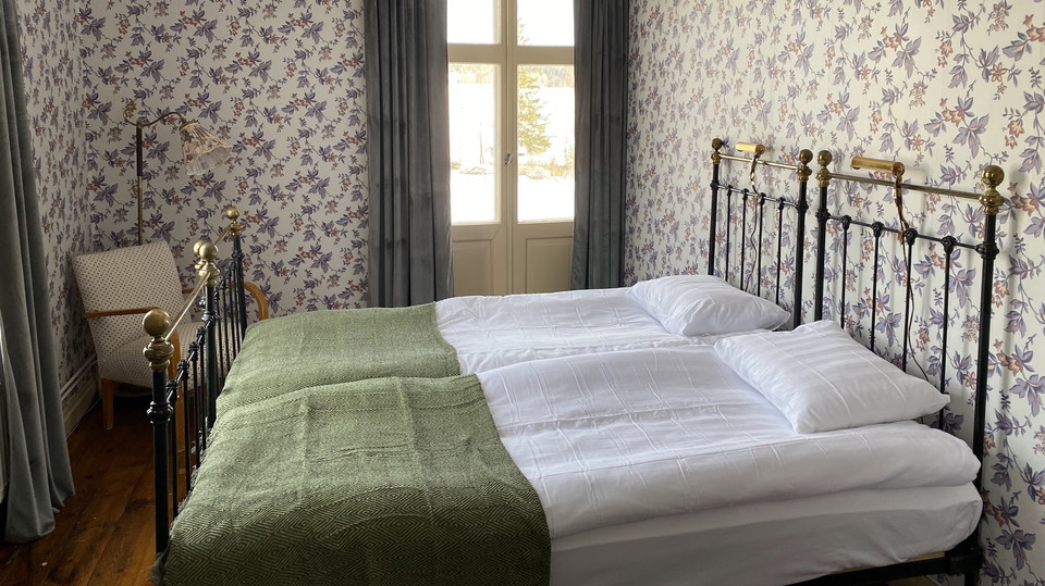 Ett sovrum med dubbelsäng.