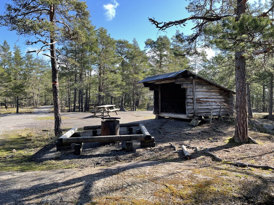 Vindskydd och eldplats vid Skogsberga