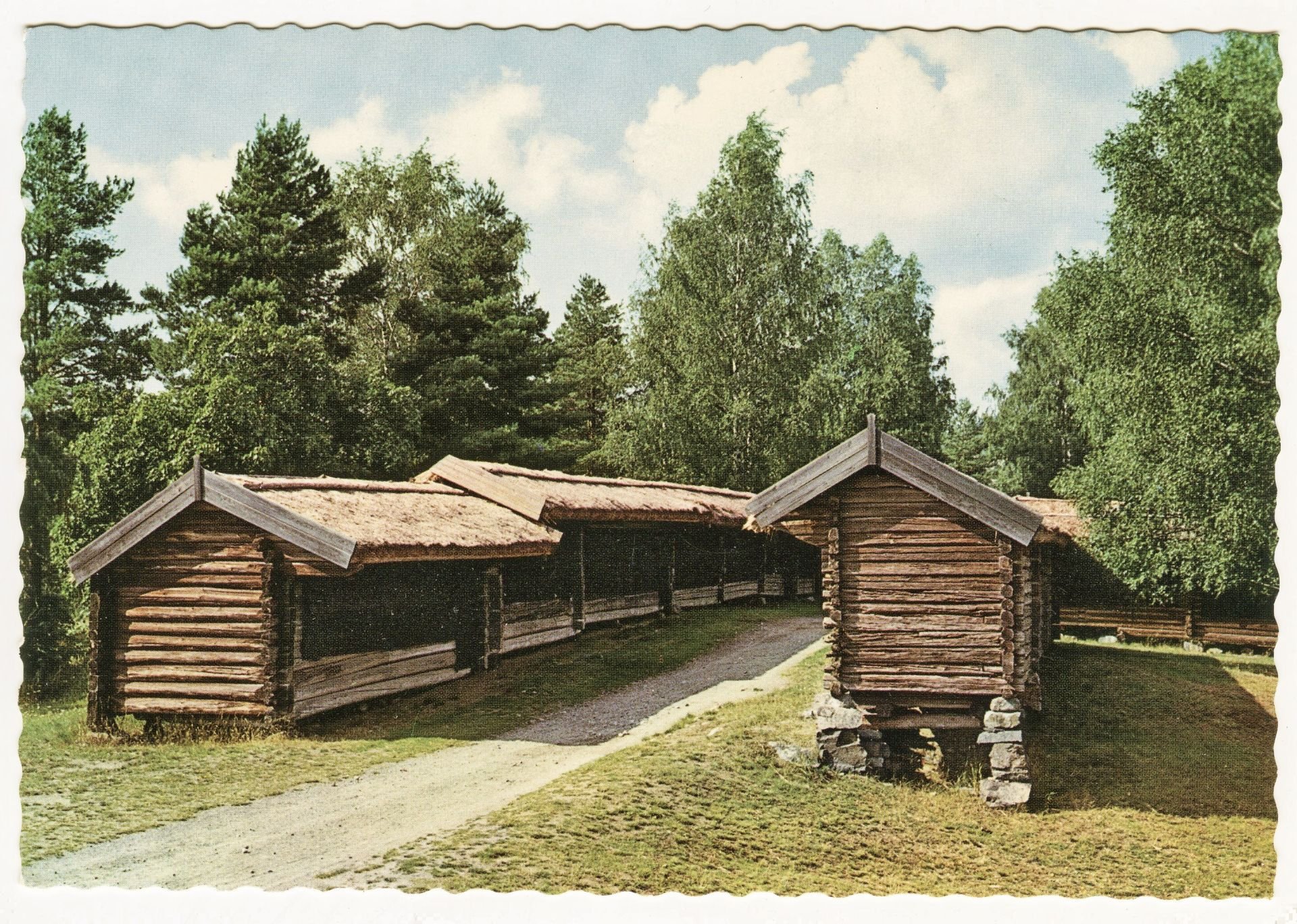 Ett gammalt vykort över marknadsbodarna i Nysäter