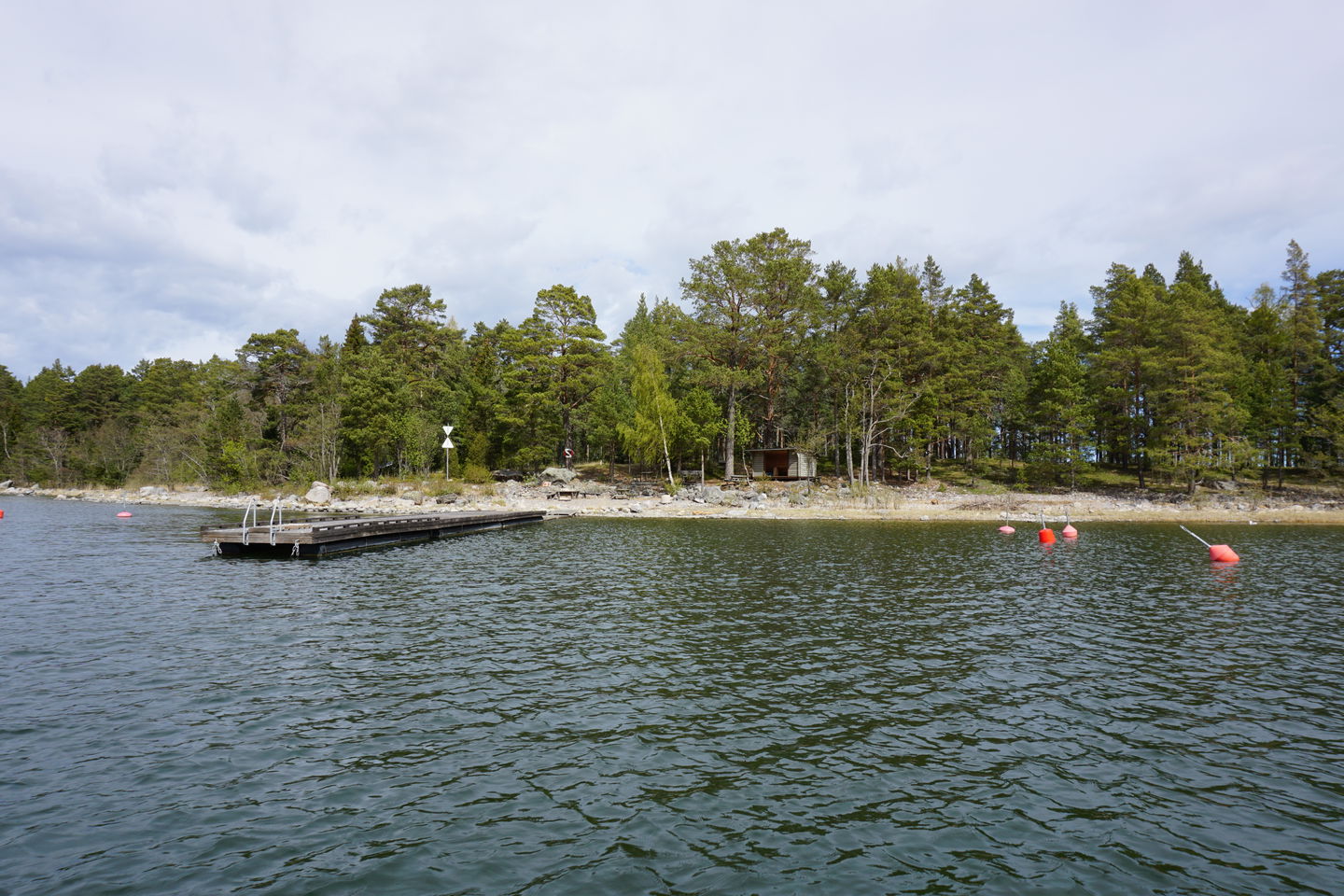 Gållsgrund naturhamn med brygga och bojar 