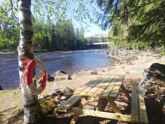 Mysig rastplats vid Runemoströmmen, som kan vara en lämplig vändplats för barnfamiljer.