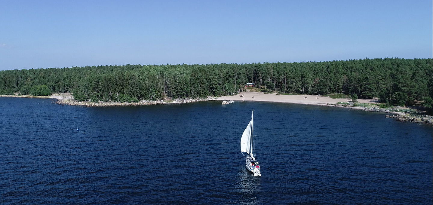 En segelbåt i närheten av Toppatall på ön Storjungfrun
