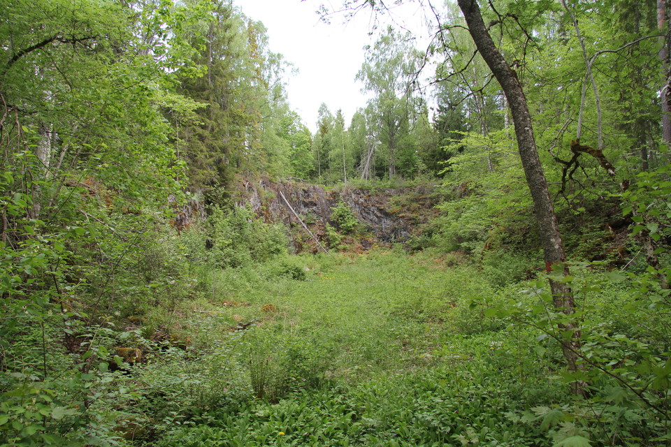 Lämningar efter kalkbrottet sett framifrån.