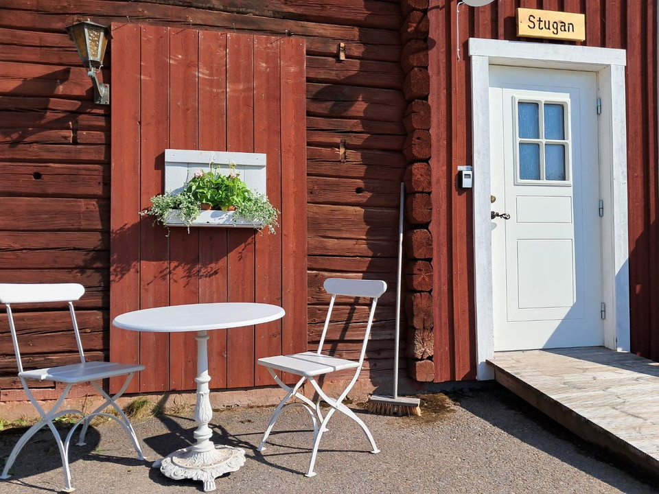 Utesittplats vid röd trästuga