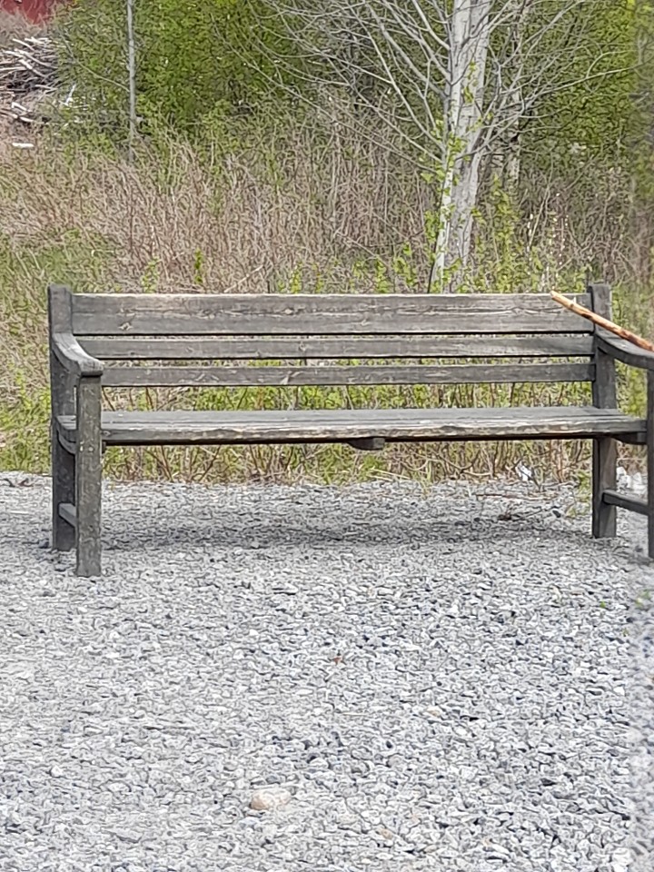 Bänk vid flisupplaget