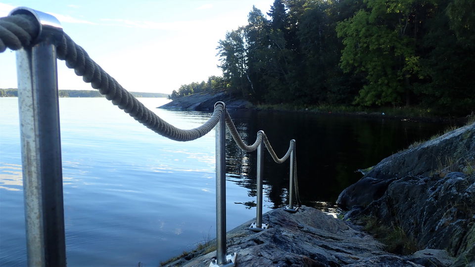 Räcke som stöd ner till vattnet. Foto Lidingö stad.