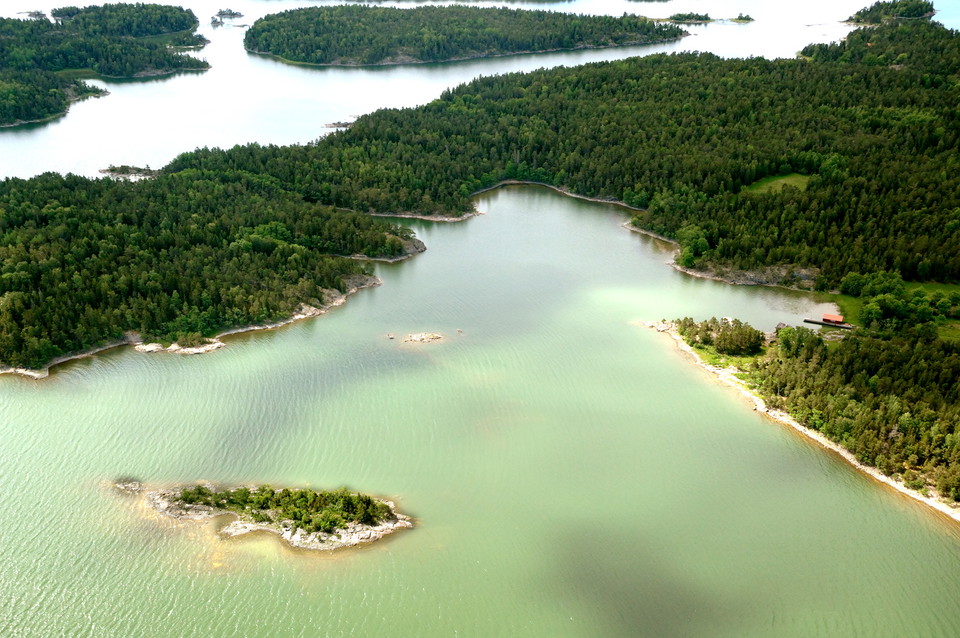 En skärgård med öar av olika storlekar.