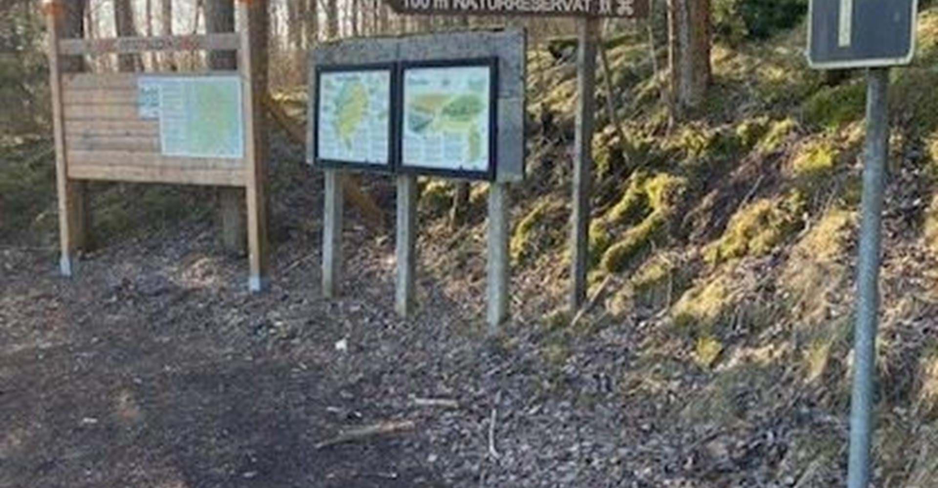 Parkeringsplats vid Örbackens kalkkärr naturreservat.
Etapp: Skogssjön - Örbacken.
Mjölby