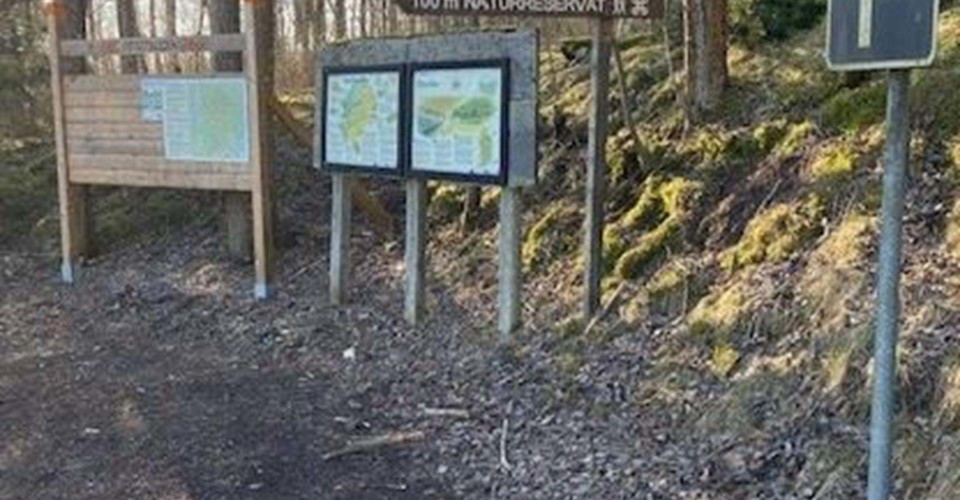 Parkeringsplats vid Örbackens kalkkärr naturreservat.
Etapp: Skogssjön - Örbacken.
Mjölby