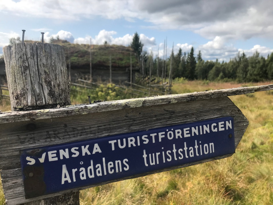 Skylt mot Arådalen