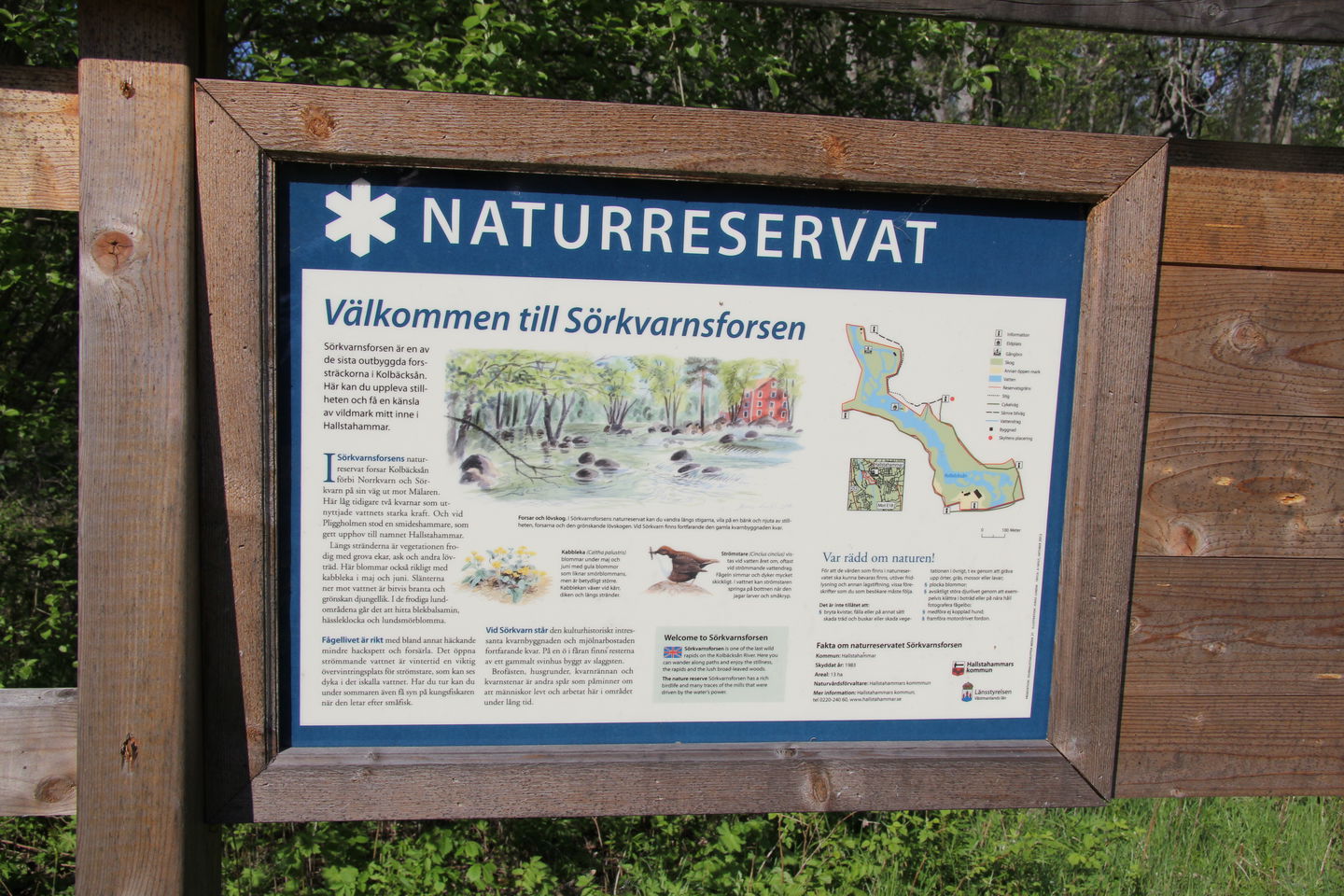 Informationstavla över naturreservatet.