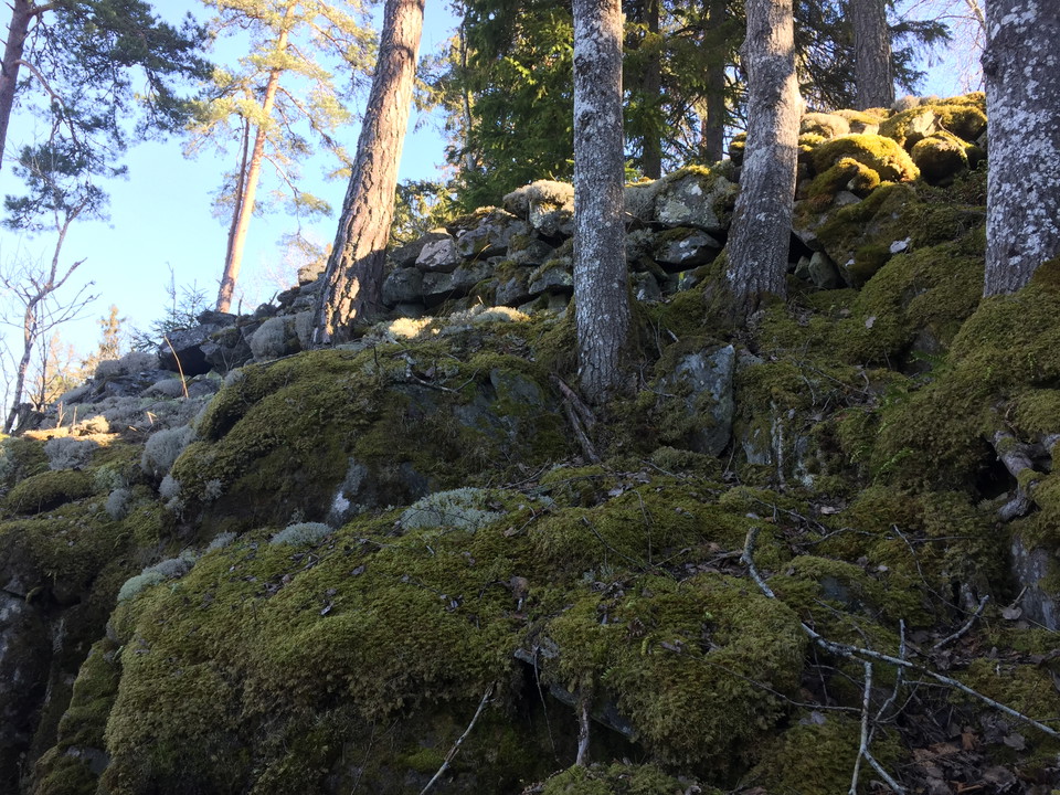 Spår av en medeltida fornborg på berget.