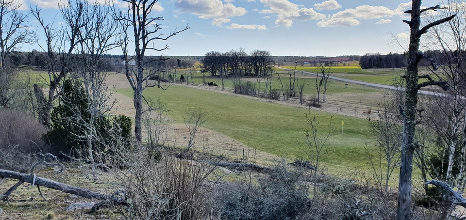 Vy från Årsta gamla tomt mot dagens Årsta slott.