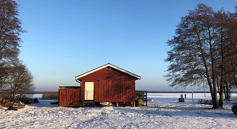 Skridskois Ö. Bosjökloster vid Sätoftasjön.