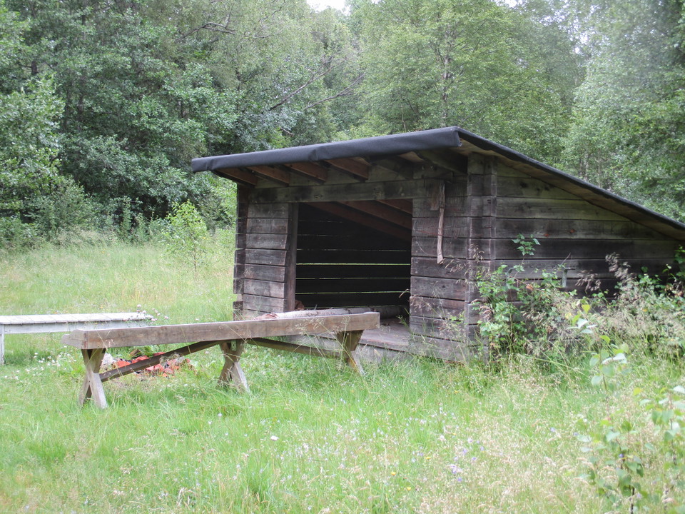 Rastplats med vindskydd och bänkar.