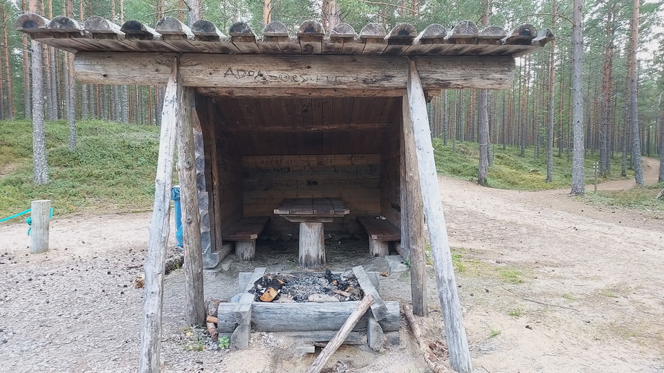 Vindskydd med grillplats