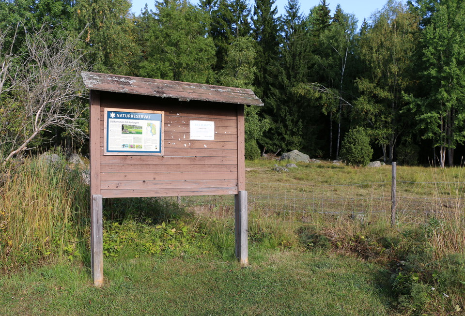 Informationstavla över naturreservatet.
