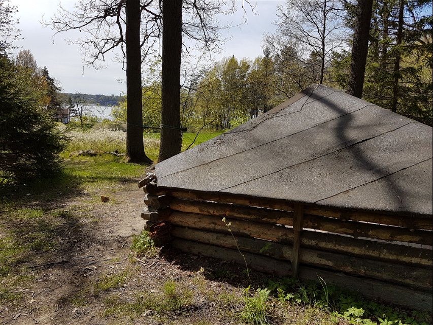 Hästhagens vindskydd med utsikt mot Lilla Värtan. Foto Lidingö stad.