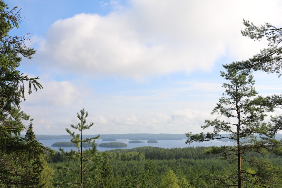 Utsikt från berg ut över sjön Åmänningen.