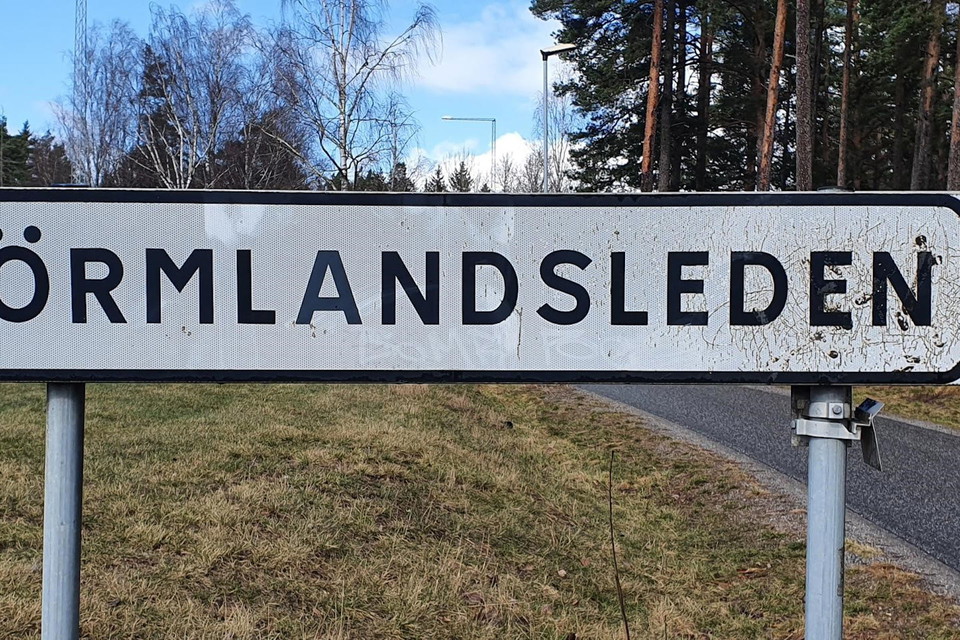 Vägskylt från passagen under Nynäsvägen visar vägen till rätt stig. österut