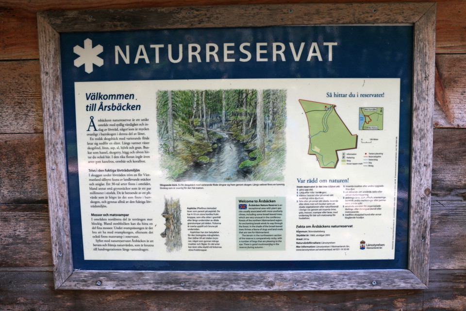 Informationstavla över naturreservatet.