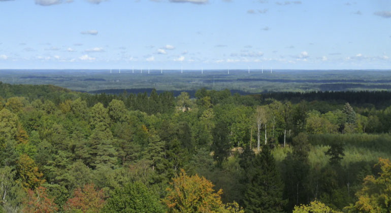 vy från kulle med öppet landskap framför