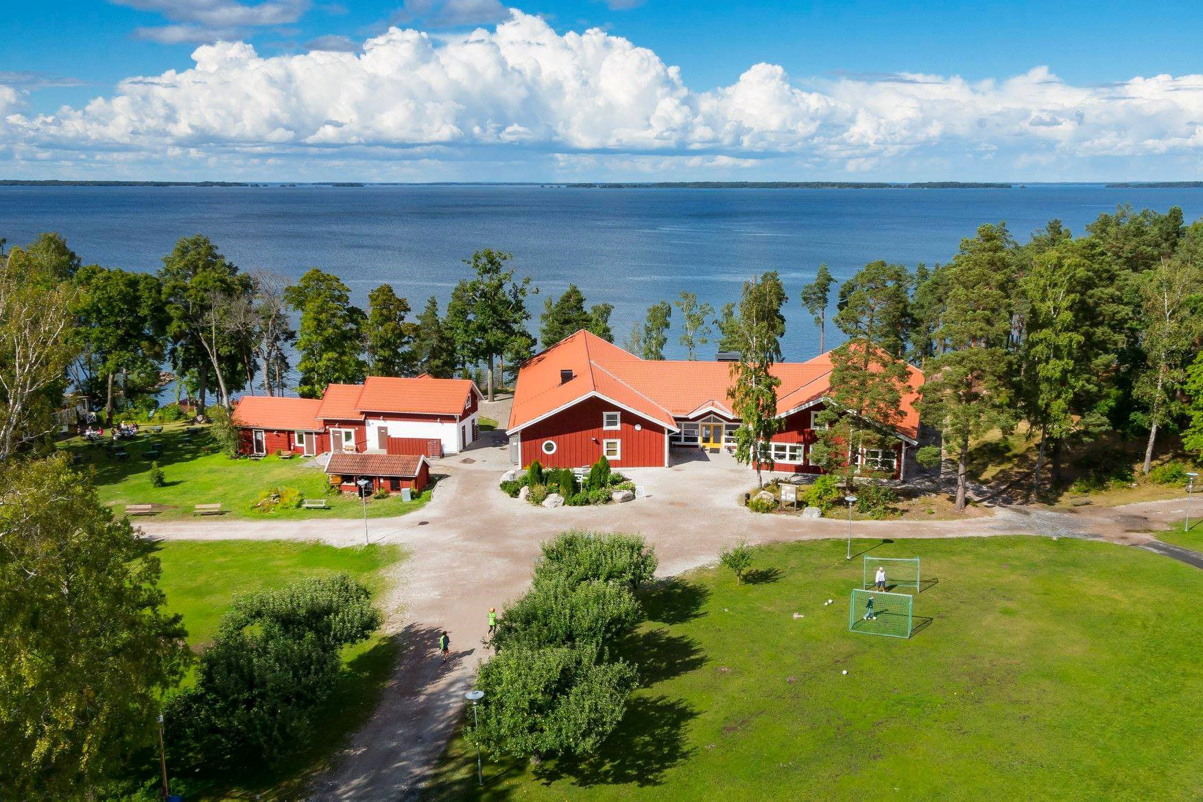 Hjälmargården och Läppe camping