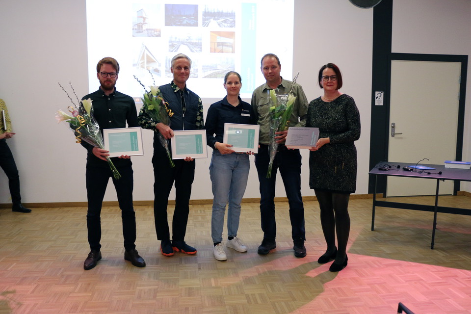 Arkitet och beställare med diplom och blommor,