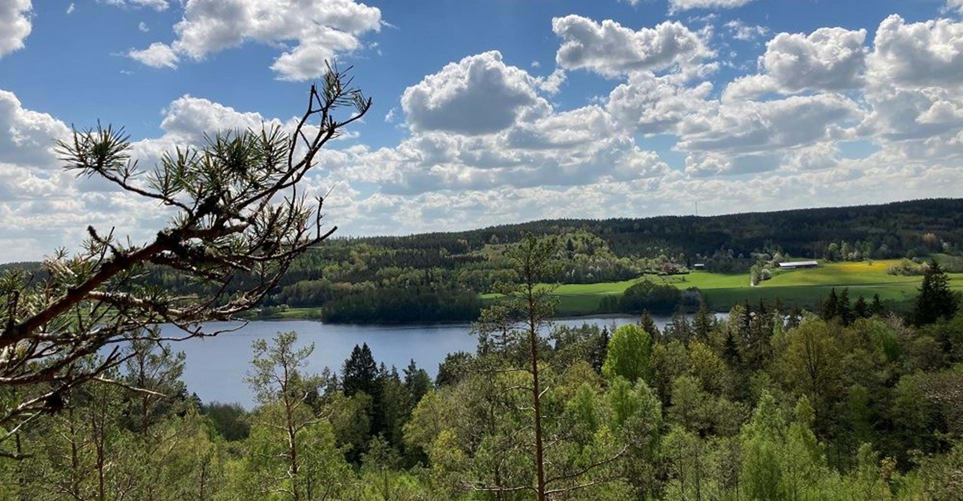 Utsikt från Ekhultebergens naturreservat över Uknadalen och sjön Åkervristen. Norra utsikten.