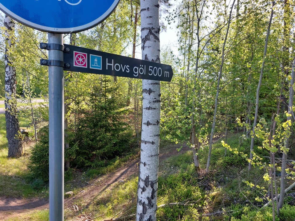 Vägvisning från asfalt till stig