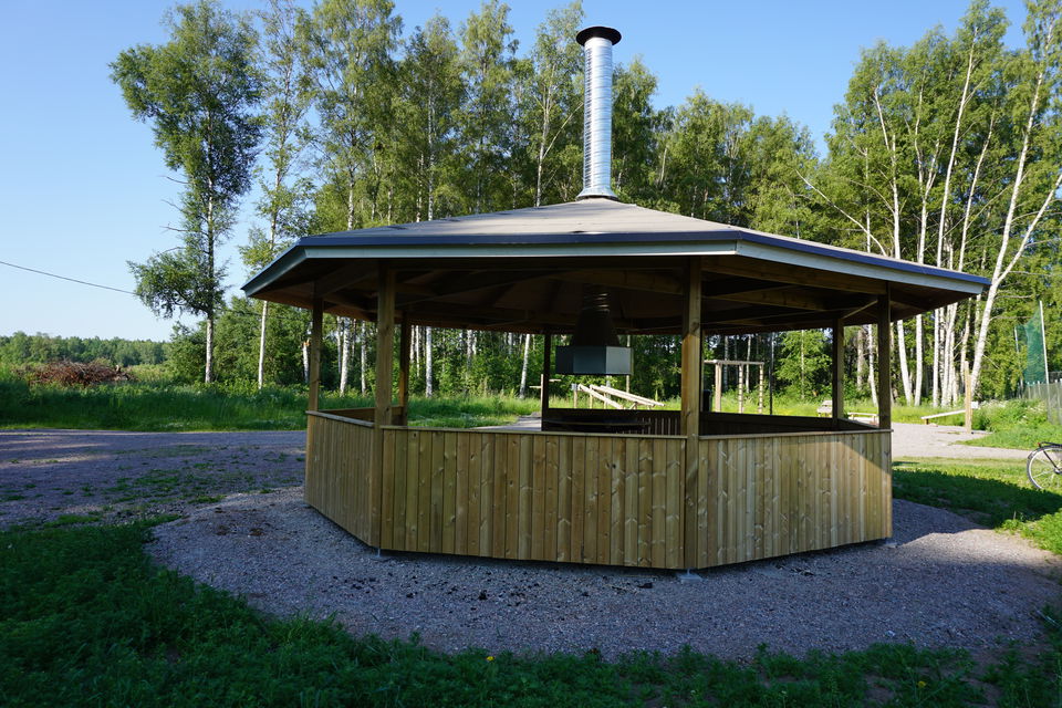 Rastplats med paviljong och eldstad